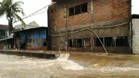 Banjir di Perumahan Cahaya Kemang Permai, Kota Bekasi akibat tanggul Anak Kali Cakung Jebol. (Liputan6.com/Luqman Rimadi)