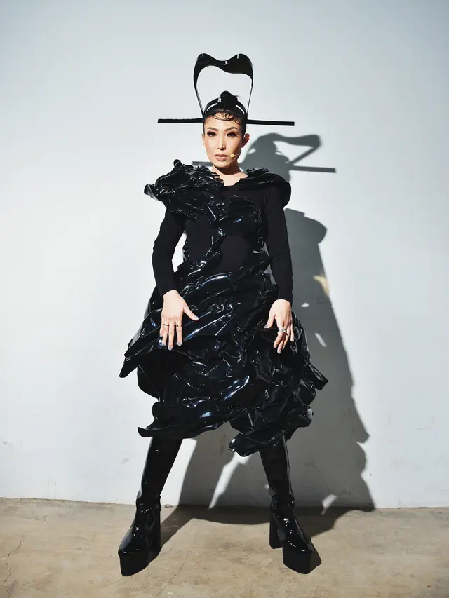 [Bintang] Nggak Monoton, Gaya Eksentrik Ayu Dewi Ini Bikin Pangling