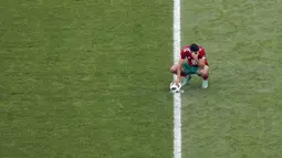 Pemain Maroko, Younes Belhanda tertunduk saat timnya kebobolan pada menit akhir lewat gol bunuh diri Aziz Bouhaddouz pada laga laga grup B Piala Dunia 2018  di St. Petersburg Stadium, Rusia, (15/6/2018). Iran menang 1-0.  (AP/Darko Vojinovic)