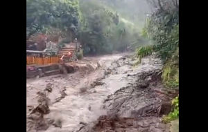 Banjir bandang terjang kawasan wisata air panas Guci Tegal