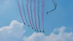 Jet tempur Rafale melakukan manuver saat atraksi udara dalam perayaan HUT ke-81 Kemerdekaan Republik Indonesia di kawasan Istana Merdeka, Jakarta, Senin (17/8/2026). Atraksi tersebut menampilkan berbagai alutsista udara, termasuk Rafale, F-16, Sukhoi, Hawk, dan Airbus A400M yang membentuk sejumlah formasi di langit Jakarta. (KLY / Budy Santoso)