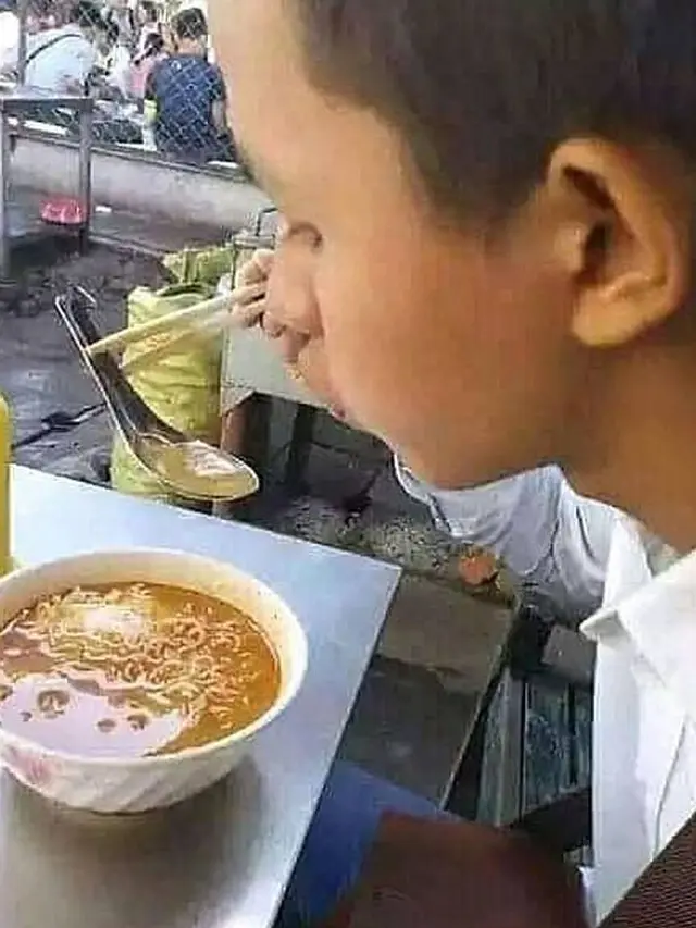 6 Potret Orang Menyusahkan Diri Sendiri saat Makan Ini Bikin Tepuk Jidat