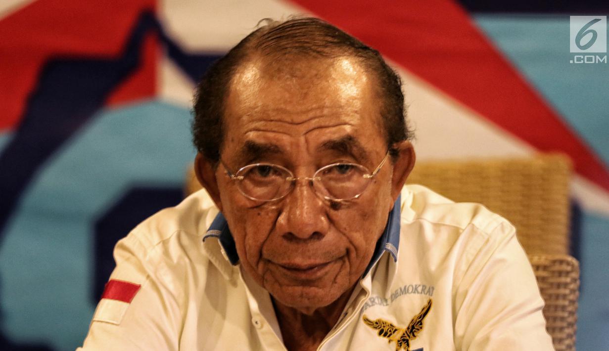 Politisi senior Partai Demokrat (PD) Max Sopacua (tengah) didampingi politisi-politisi senior PD lainnya yang tergabung dalam Gerakan Moral Penyelamatan Partai Demokrat (GMPPD) memberikan keterangan pers terkait koalisi Partai Demokrat di Jakarta Pusat, Kamis (13/6/2019). (Liputan6.com/Johan Tallo)