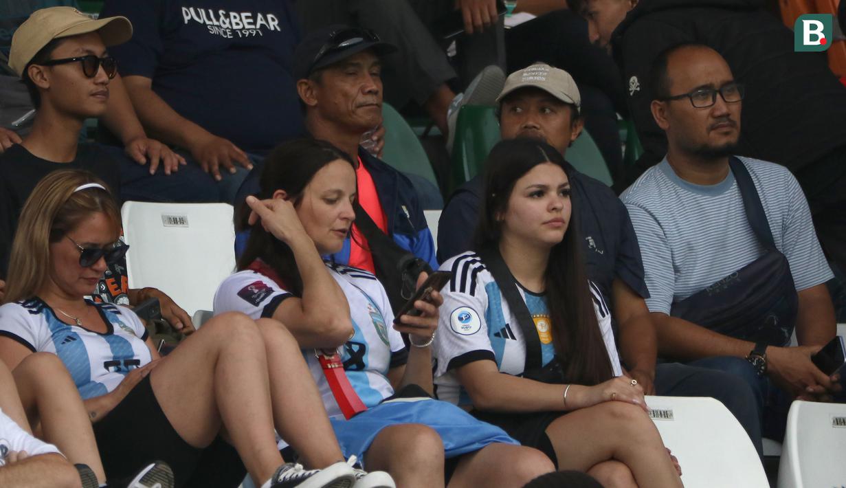 Suporter wanita Timnas Argentina U-17 saat menyaksikan pertandingan melawan Timnas Jepang U-17 di Grup D Piala Dunia U-17 2023 yang berlangsung di Stadion Si Jalak Harupat, Kabupaten Bandung, Jawa Barat, Selasa (14/11/2023). (Bola.com/Ikhwan Yanuar)