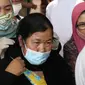 Etty binti Toyib saat tiba di bandara Soekarno Hatta, Tangerang, Senin (6/7/2020). Etty binti Toyyib merupakan Pekerja Migran Indinesia  asal Majalengka, Jawa Barat yang lolos dari hukuman mati di Arab Saudi berkat tebusan 4 juta riyal atau Rp 15,5 miliar. (Liputan6.com/Angga Yuniar)