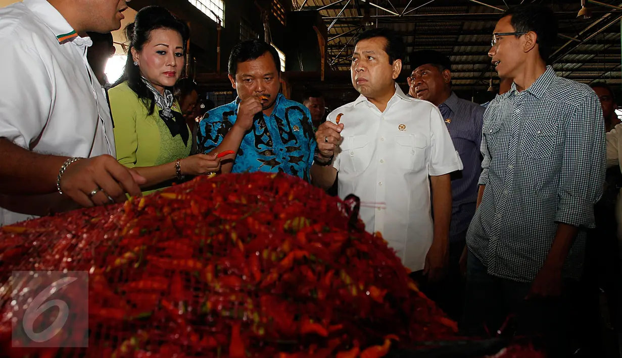 Ketua DPR RI Setya Novanto berbincang saat sidak di Pasar Induk Kramat Jati, Jakarta Timur, Kamis (12/1). Harga cabai merah di Pasar Induk Kramat Jati mencapai Rp100 ribu per kg dan pernah menyentuh Rp 120 ribu per kg. (Liputan6.com/Johan Tallo)