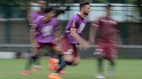 Aksi Marko Simic mengejar bola saat sesi latihan jelang Piala AFC 2018 di Lapangan ABC, Senayan, Jakarta, (13/3/2018). Persija akan melawan Song Lam Nghe An FC. (Bola.com/Nick Hanoatubun)