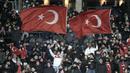 Para suporter Turki mengibarkan bendera Turki sebelum dimulainya laga uji coba internasional antara Timnas Jerman menghadapi Timnas Turki di Olympiastadion, Berlin, Minggu (19/11/2023) dini hari WIB. (AP Photo/Markus Schreiber)