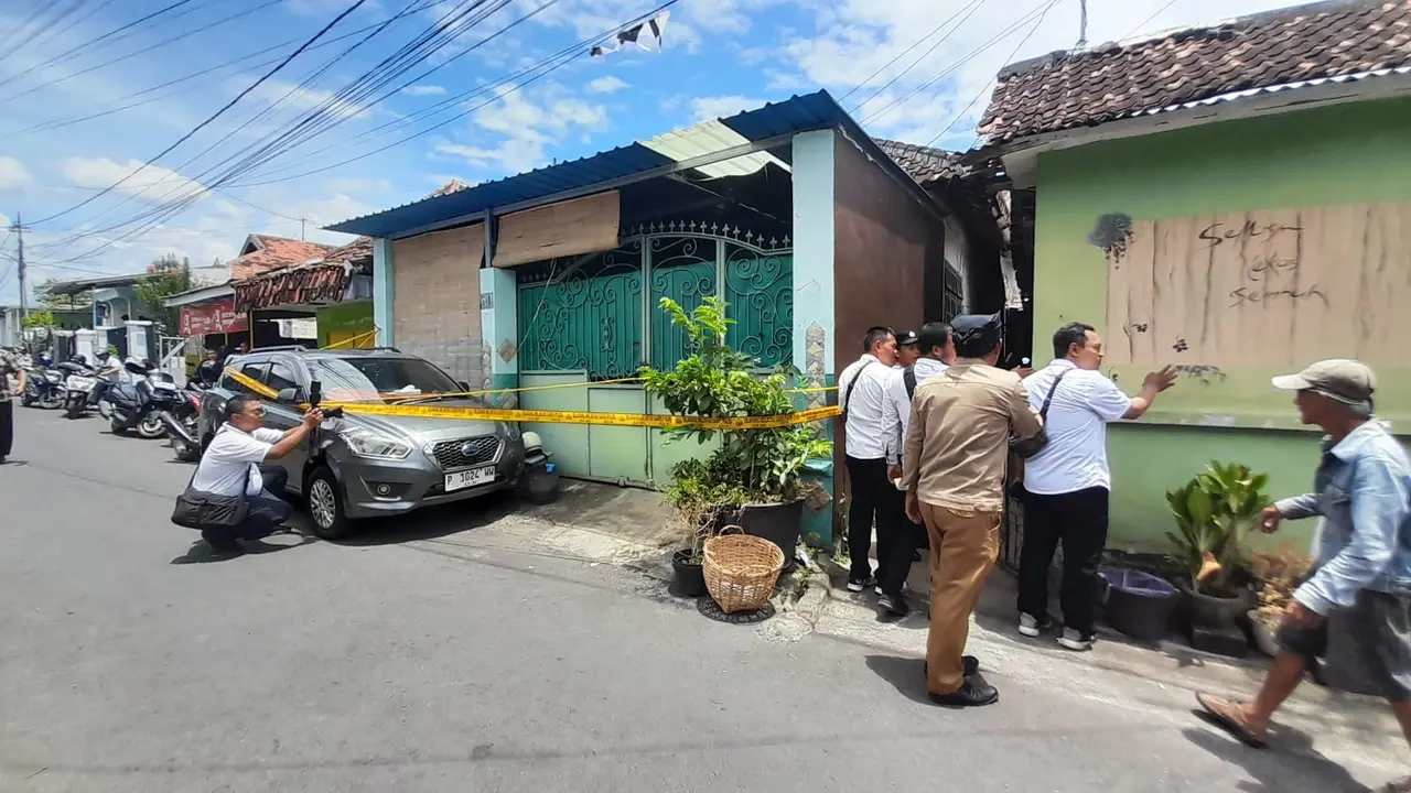 Polisi Lakukan olah TKP di rumah korban pembunuhan di Banyuwangi
