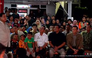 Prabowo Subianto merayakan tahun baru 2026 bersama masyarakat terdampak bencana banjir di posko pengungsian di Desa Batu Hela, Batang Toru, Kabupaten Tapanuli Selatan (Tapsel). (Dok. Tangkapan Layar YouTube)