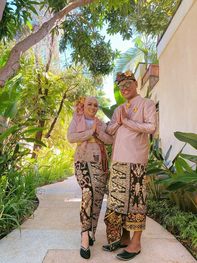 Potret Keluarga Uya Kuya Pakai Baju Adat Bali. (Sumber: Instagram/astridkuya)