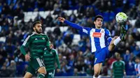 Penyerang Espanyol, Gerard Moreno (kanan) berusaha menguasai bola dengan mendapat tekanan dari pemain Real Betis, German Pezzella, pada partai lanjutan La Liga 2015-2016, di Stadion Cornella-El Prat, Barcelona, Jumat (4/3/2016) dini hari WIB. Espanyol tak