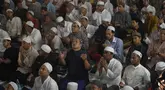 Ribuan jemaah dari berbagai wilayah di Indonesia berdoa usai melakukan salat tarawih di Jalan Pahlawan, Bogor, Jawa Barat, Kamis (20/3/2025). (merdeka.com/Arie Basuki)