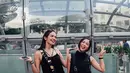 Kekompakan dua sahabat Enzy Storia dan Jessica Mila bisa terlihat dari OOTD mereka saat traveling. [Foto: Instagram @jscmila]