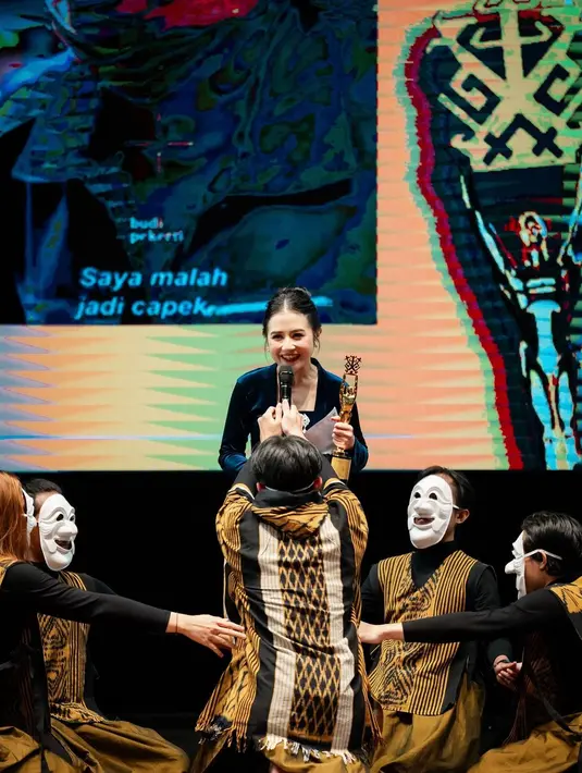 Seiring dengan kesuksesannya, kebahagiaan pun tak hanya dirasakan olehnya. Di media sosial, Prilly juga dihujani ucapan selamat atas prestasinya sebagai aktris. [Foto: Instagram/prillylatuconsina96]