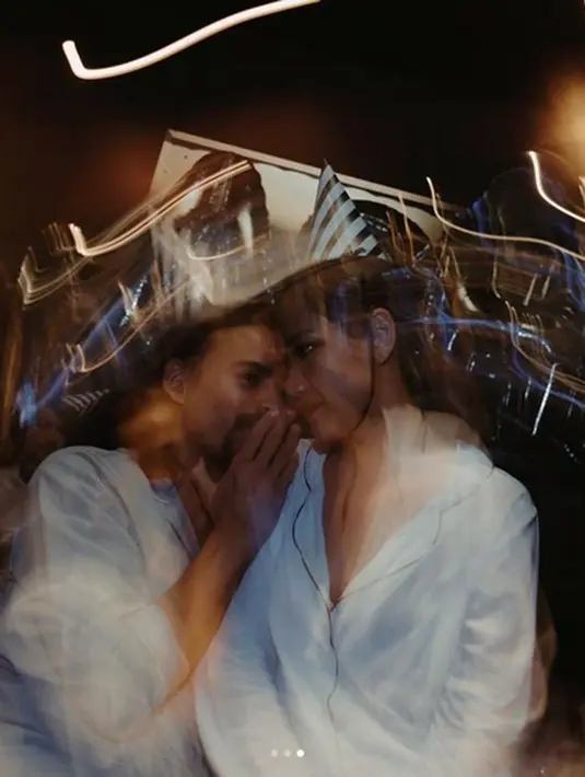 "Happiest bday to this one beautiful human being.. my partner in life.. the hero for noah..wishing u all the best in life @ashrafsinclair .. and at this moment i just want to say how proud i am of u.. and how lucky i am to have u in my life.." tulis Unge.