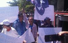 Datang ke Surabaya, Surya Paloh disambut demo ratusan kader NasDem