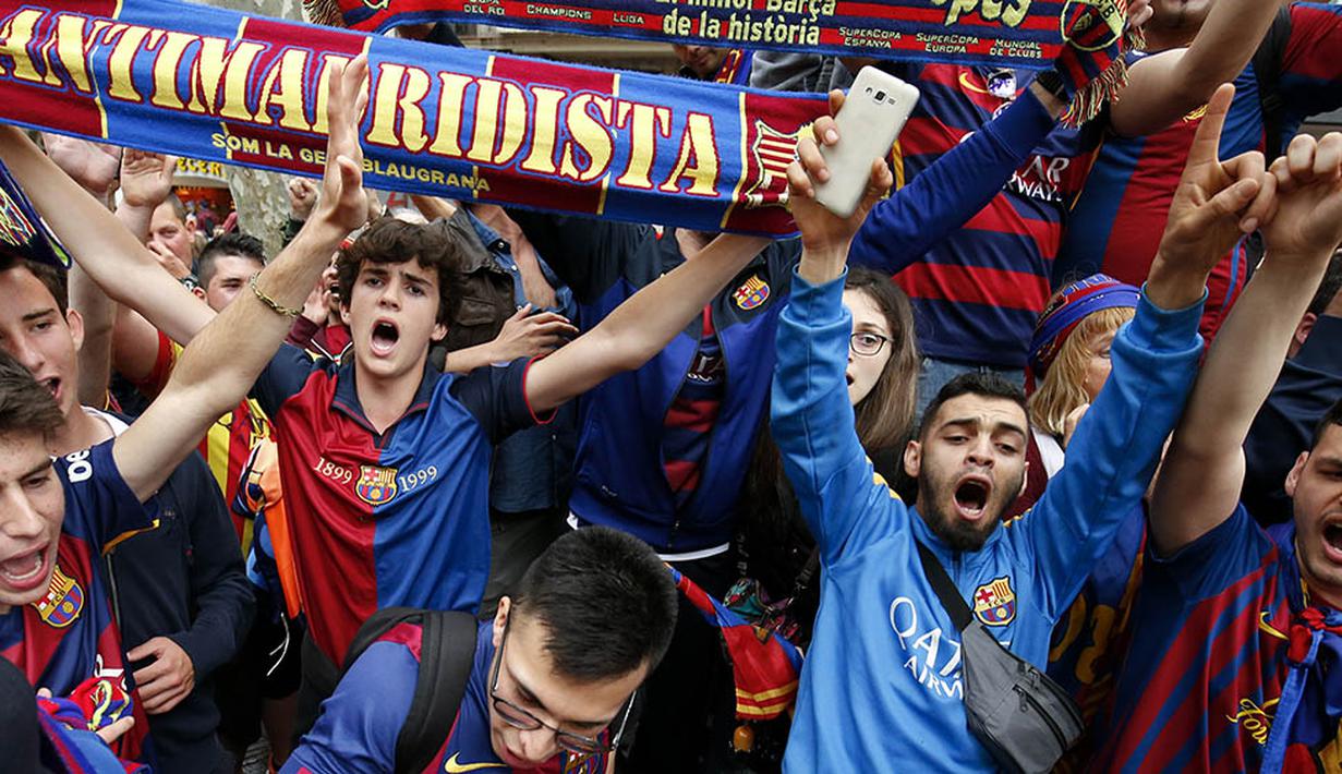 Para suporter merayakan keberhasilan Barcelona menjadi juara La Liga Spanyol usai menaklukan Granada 3-0. Gelar ini menjadi yang ke-24 kali bagi Barca menjadi raja di negeri matador. (AFP/Pau Barrena)