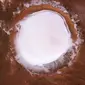 Foto yang diabadikan oleh satelit milik Badan Antariksa Eropa (ESA) menangkap gambar kawah bersalju di Planet Mars. (ESA)