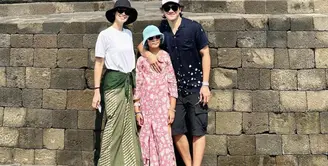 Marsha Timothy dan keluarga kerap melakukan traveling ke sejumlah destinasi. OOTD-nya terlihat begitu seru dengan outfit beragam. [Foto: Instagram/ Marsha Timothy]