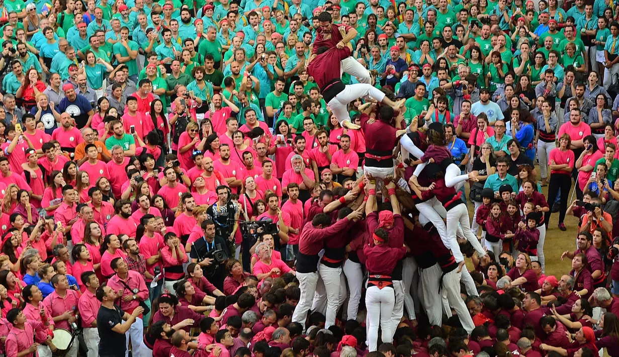 Kompetisi Taragon Castells telah berlangsung selama 24 tahun terakhir, Spanyol, Sabtu (1/10). Serunya kompetisi ini membuat wisatawan berkunjung untuk melihatnya. (AFP PHOTO / Lluis Gene)