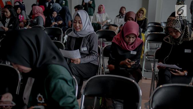 Peserta menghafal naskah selama kompetisi News Presenter dalam Emtek Goes To Campus 2018 di Surabaya, Selasa (13/11). Selain Kompetisi News Presenter, EGTC juga mengadakan workshop, inspiring sharing dan entertainment talk. (Liputan6.com/Faizal Fanani)