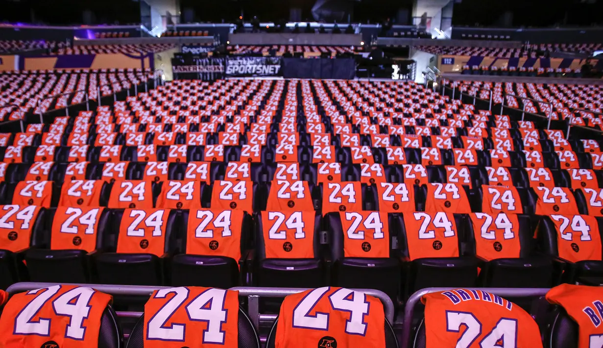 Los Angeles Lakers menghormati mendiang Kobe Bryant dengan memberikan kaus untuk para penggemar sebelum pertandingan NBA melawan Portland Trail Blazers di Staples Center, Jumat, (31/1/2020). Kobe Bryant meninggal akibat kecelakaan helikopter bersama putrinya Gianna. (AP Photo/Ringo H.W. Chiu)