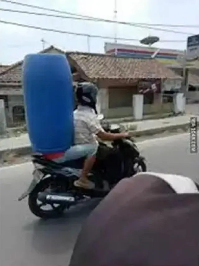 6 Aksi Nyeleneh Orang Pakai Helm dari Ember Ini Bikin Ngakak