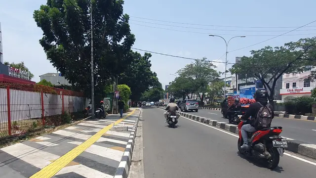 Imam Budi Hartono mengatakan, Pemerintah Kota Depok telah membangun sejumlah trotoar di Jalan Raya Margonda dan Jalan Raya Cinere. Imam meminta, trotoar dapat digunakan sesuai fungsinya dan bukan untuk parkir kendaraan. (Istimewa)