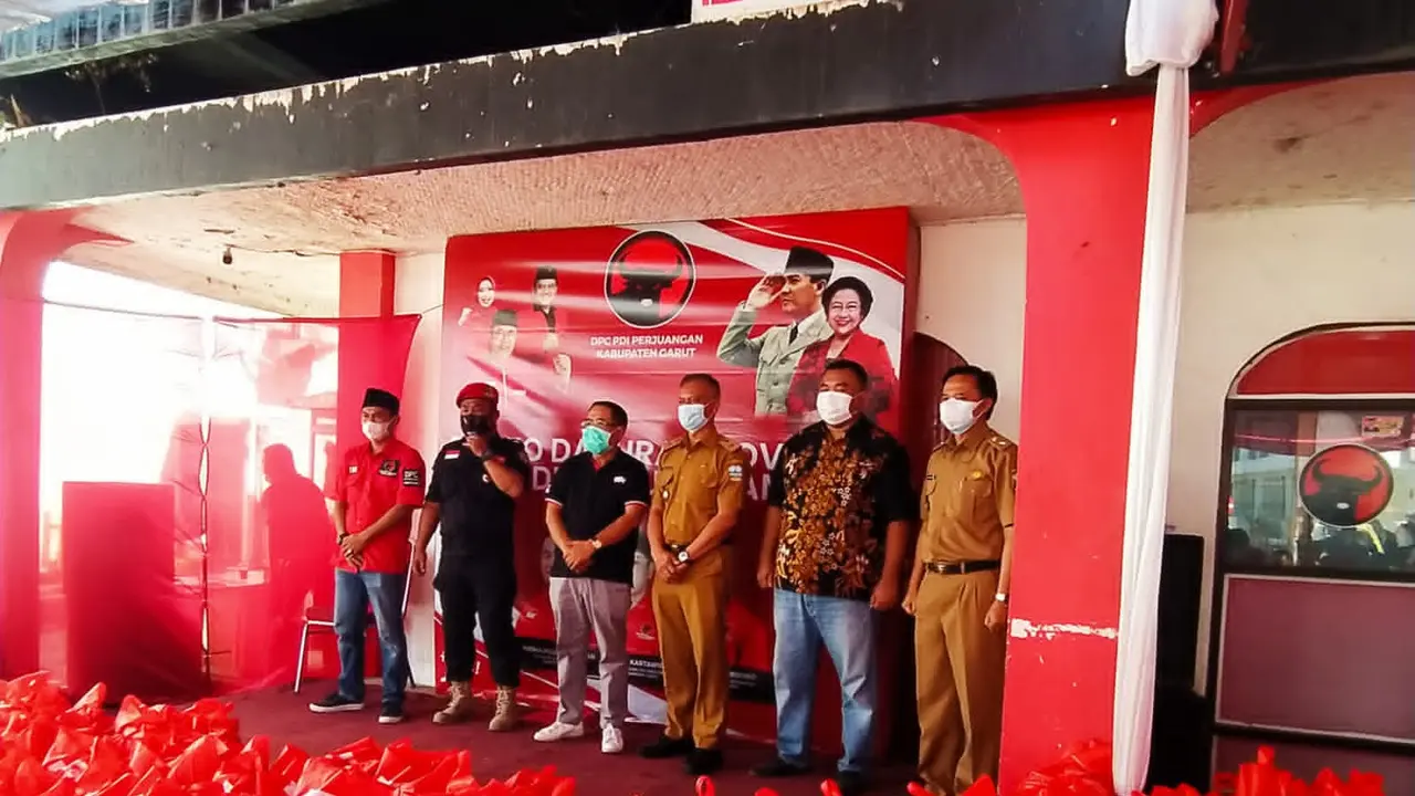 Sekretaris Daerah Garut Nurdin Yana, bersama pengruus DPC PDIP Garut, di sela-sela peresmian posko darurat Covid-19 PDIP, Senin (2/8/2021).