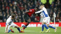 Gelandang Manchester United, Paul Pogba, berusaha melewati pemain Brighton and Hove Albion pada laga Premier League di Stadion Old Trafford, Sabtu (19/1). Manchester United menang 2-1 atas Brighton and Hove Albion. (AP/Martin Rickett)