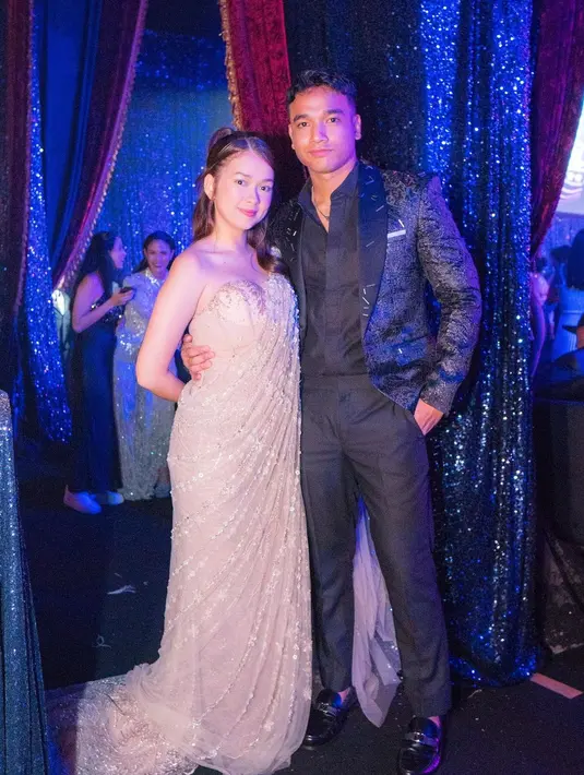 Di momen perayaan ultah Manoj Punjabi, Fadly dan Rebecca tampil glamor dengan outfit bling-bling. @rklopperr/@fadlyfsl_.