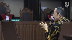 Terdakwa perkara merintangi penyidikan KPK pada kasus korupsi e-KTP, Fredrich Yunadi saat mengikuti sidang lanjutan di Pengadilan Tipikor, Jakarta, Kamis (24/5). Sidang memeriksa keterangan terdakwa. (Liputan6.com/Helmi Fithriansyah)