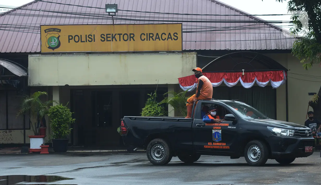 Suasana pascapenyerangan di Polsek Ciracas, Jakarta, Sabtu (29/8/2020). Polsek Ciracas  diserang oleh sejumlah orang tak dikenal pada Sabtu (29/8) dini hari. (merdeka.com/Imam Buhori)