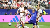 Gelandang Inggris, Jude Bellingham, mendapat kawalan ketat dari penyerang Kroasia, Petar Musa, dalam pertandingan Grup L Piala Dunia 2026 antara Inggris melawan Kroasia di Dallas Stadium, Arlington, Texas, pada 17 Juni 2026. (MICHAEL STEELE / GETTY IMAGES NORTH AMERICA / Getty Images via AFP)