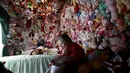 Adela Rojas saat bermain dengan boneka miliknya di Heredia, Costa Rica (5/8/2015). Rojas telah mengumpulkan boneka selama lebih dari dua puluh tahun dan sekarang memiliki lebih dari 4.500 boneka. (REUTERS/Juan Carlos Ulate)