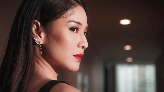 Pesona Garang Dian Sastro Sang Dewi Api Kenakan Gaun Nuansa Merah di Gala Premiere Sri Asih