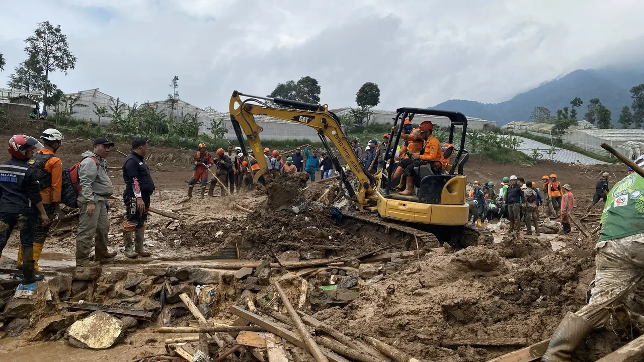 Longsor menerjang permukiman dan perkebunan di Cisarua Bandung Barat. (Liputan6.com/Dikdik Ripaldi)