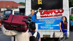 Jumlah pemudik arus balik di Terminal Pulogadung mengalami kenaikan yang normal dari 7292 penumpang H+3 menjadi 11.543 penumpang H+4, Jumat (1/8/14). (Liputan6.com/Faizal Fanani)