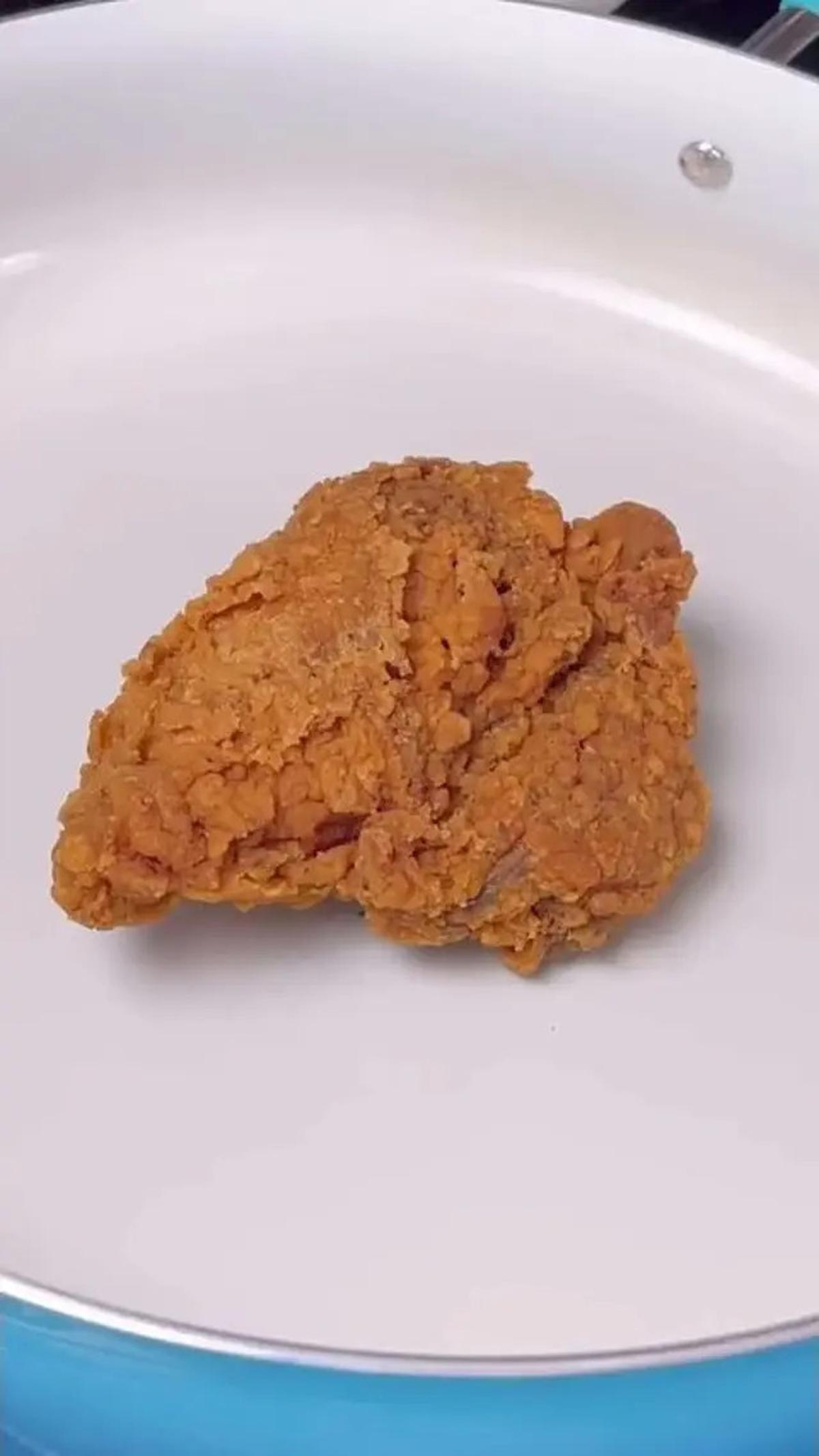 Gak Cuma Pedas, Ini Cara Bikin Ayam Geprek yang Bumbunya Nempel Banget