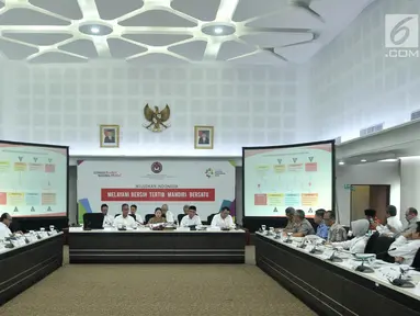 Suasana rapat tentang Percepatan Pemulihan Pasca Gempa Bumi NTB, Jakarta, Senin (12/11). Selain pemulihan pasca gempa, rapat tingkat menteri juga membahas Evaluasi Sosialisasi Penyaluran Bantuan dan Jaminan Sosial. (Merdeka.com/ Iqbal S. Nugroho)