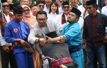 FOTO: Tradisi Palang Pintu Sambut Ridwan Kamil Saat Menyambangi Kantor TKN-Fanta di Menteng