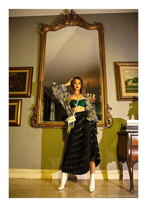 10 Potret Nia Ramadhani Come Back dengan Makeup Bold dan Outfit yang Berani, Tampilkan Look Super Fearless