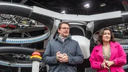 Menteri Transportasi Jerman Andreas Scheuer (kiri) dan Menteri Digitalisasi Dorothee Baer berdiri dekat prototipe taksi udara CityAirbus saat diperkenalkan di Ingolstadt, Jerman, Senin (11/3). taksi udara ini akan segera diuji coba. (Armin Weigel/dpa/AFP)