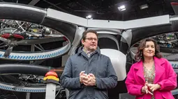 Menteri Transportasi Jerman Andreas Scheuer (kiri) dan Menteri Digitalisasi Dorothee Baer berdiri dekat prototipe taksi udara CityAirbus saat diperkenalkan di Ingolstadt, Jerman, Senin (11/3). taksi udara ini akan segera diuji coba. (Armin Weigel/dpa/AFP)