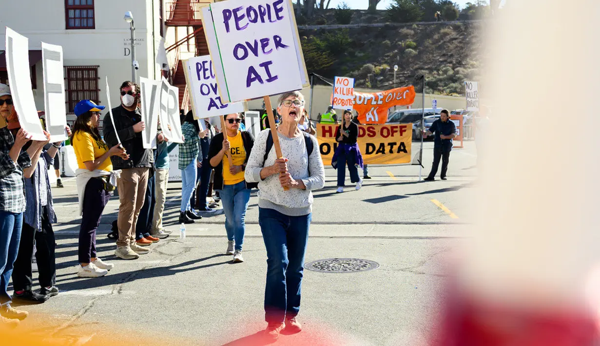 Pengunjuk rasa yang memprotes perkembangan kecerdasan buatan (AI) meneriakkan tuntutan di luar konferensi OpenAI DevDay 2026 di San Francisco, Amerika Serikat, Selasa (29/9/2026). (AP Photo/Josh Edelson)