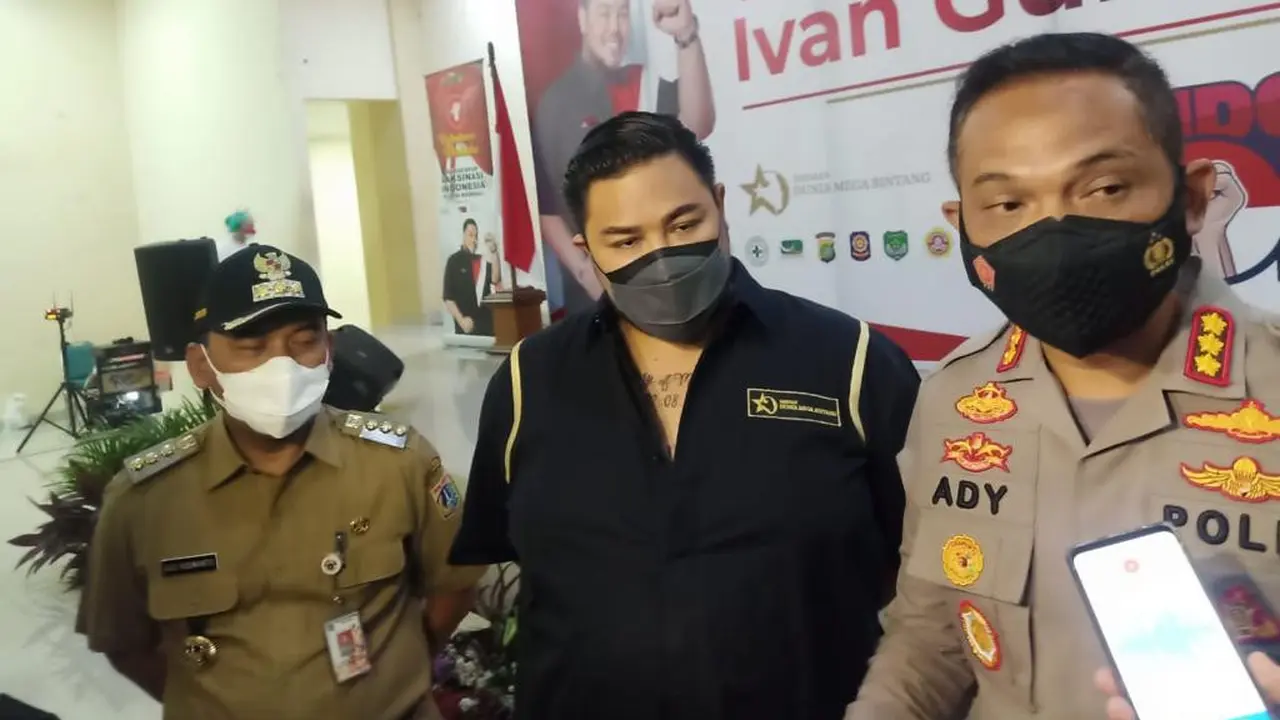 Polres Metro Jakarta Barat menggelar vaksinasi Covid-19 bersama Ivan Gunawan