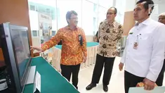 Kepala Badan Pengawas Tenaga Nuklir (Bapetan) Jazi Eko Istiyanto (tengah) mendengar penjelasan saat Konferensi Informasi Pengawasan (Korinwas) Bapetan di Jakarta, Rabu (25/10). (Liputan6.com/Angga Yuniar)