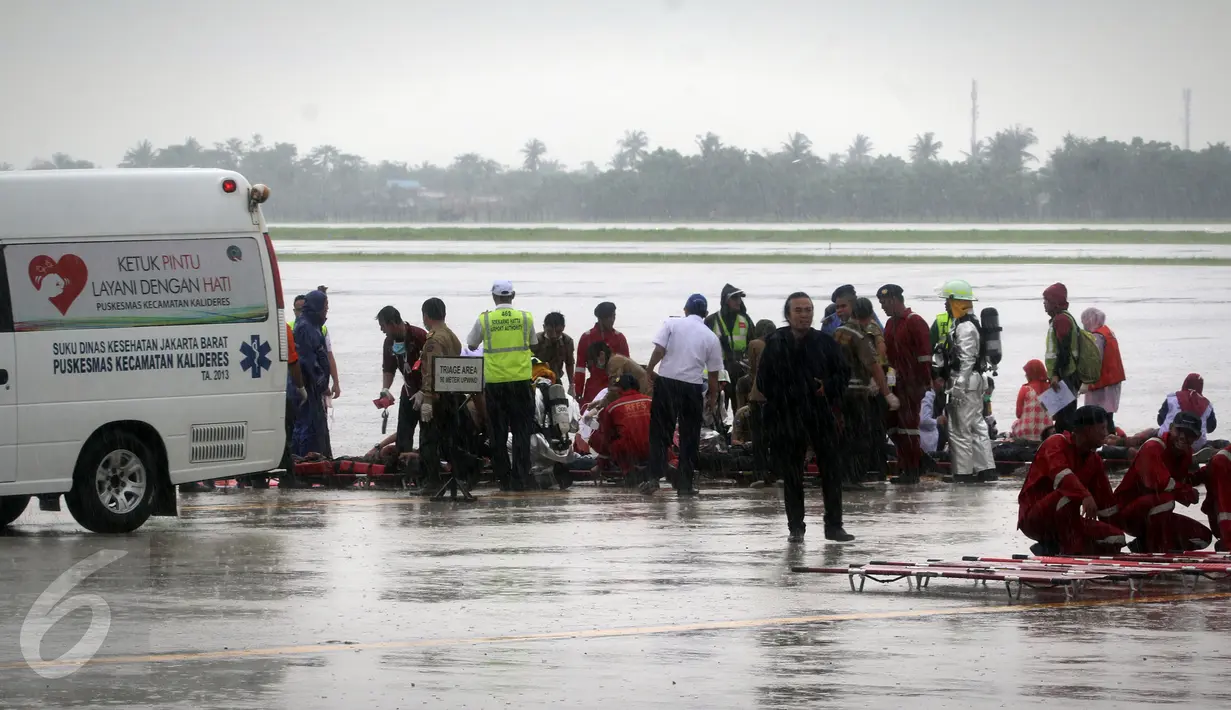Pihak Angkasa Pura 2 menggelar simulasi antisipasi pesawat terbakar di landasan terminal 3 Bandara Soetta, Tangerang, (25/2).Ini melatih fungsi komando, kordinasi dan komunikasi unit instansi dalam menghadapi keadaan darurat. (Liputan6.com/Faisal R Syam)