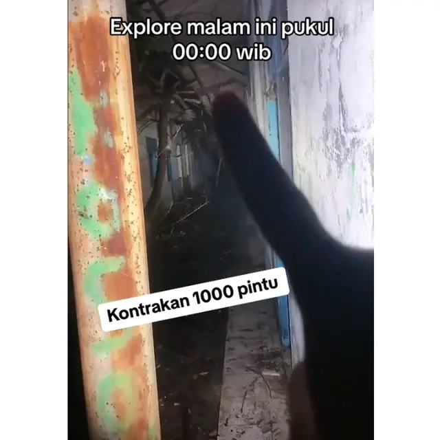 6 Potret Penampakan Kontrakan 1000 Pintu di Malam Hari, Suasana Makin Seram